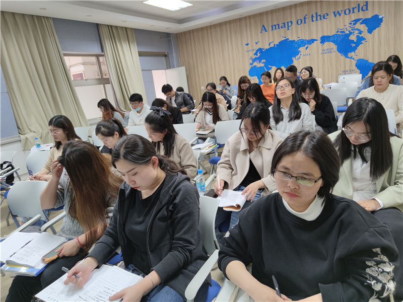 全体听课照片.jpg